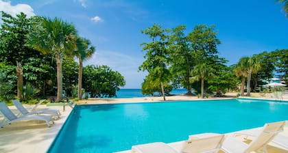 Private Oasis in Negril: Beachfront Luxury!