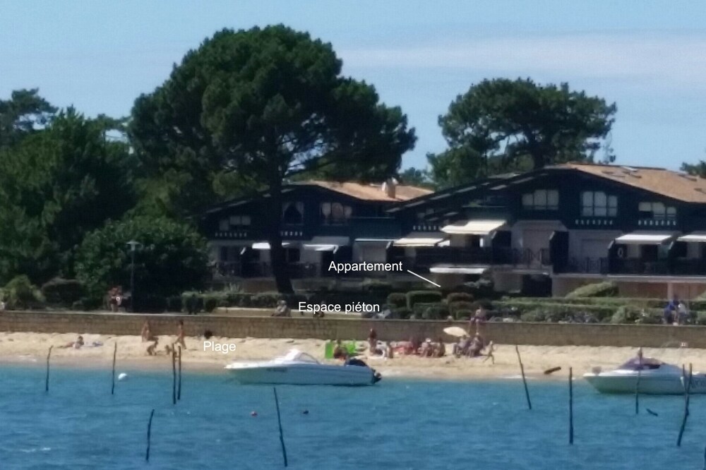 Waterfront, panoramic view of the Bay of Arcachon, direct beach access