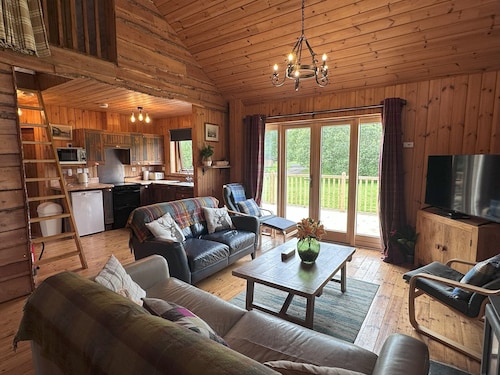 Onida Cabin - Log cabin with hot tub in stunning location close to loch shore