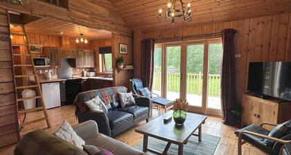 Onida Cabin - Log cabin with hot tub in stunning location close to loch shore