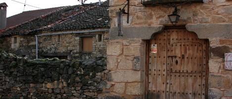 تفاصيل الفندق من الخارج