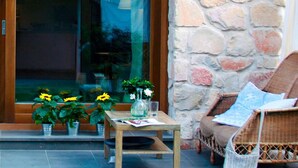 A patio area with a table, chairs, and potted plants. - El Hogar del Fresno, charming tourist accommodation in Pedraza (Matabuena)