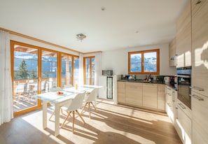 Kühlschrank, Mikrowelle, Ofen, Geschirrspüler