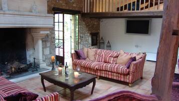 TV connectée, cheminée, lecteur de DVD, baby-foot