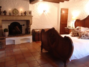 6 bedrooms, desk, iron/ironing board, free WiFi