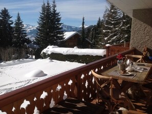 Outdoor dining - South Facing Apartment Spectacular Mountain Views (Villars -sur -Ollon)