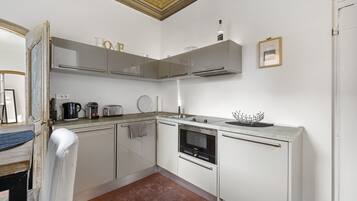 Een koelkast, een microgolfoven, een oven, een kookplaat