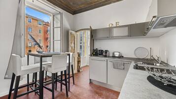 Een koelkast, een microgolfoven, een oven, een kookplaat