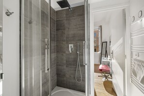 Bruser, hårtørrer, håndklæder, Shampoo
