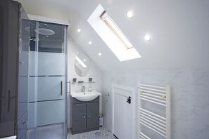 Een douche, een haardroger, handdoeken, zeep