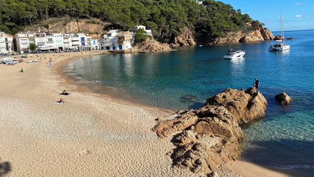 A coastal beach with clear waters, rocky outcrops, and buildings in the background. - Peaceful family villa with private pool & magnificent views, nr. perfect beaches (Calonge)