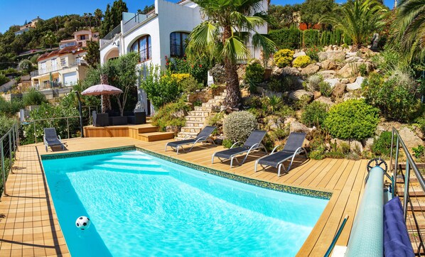 Outdoor pool, pool loungers