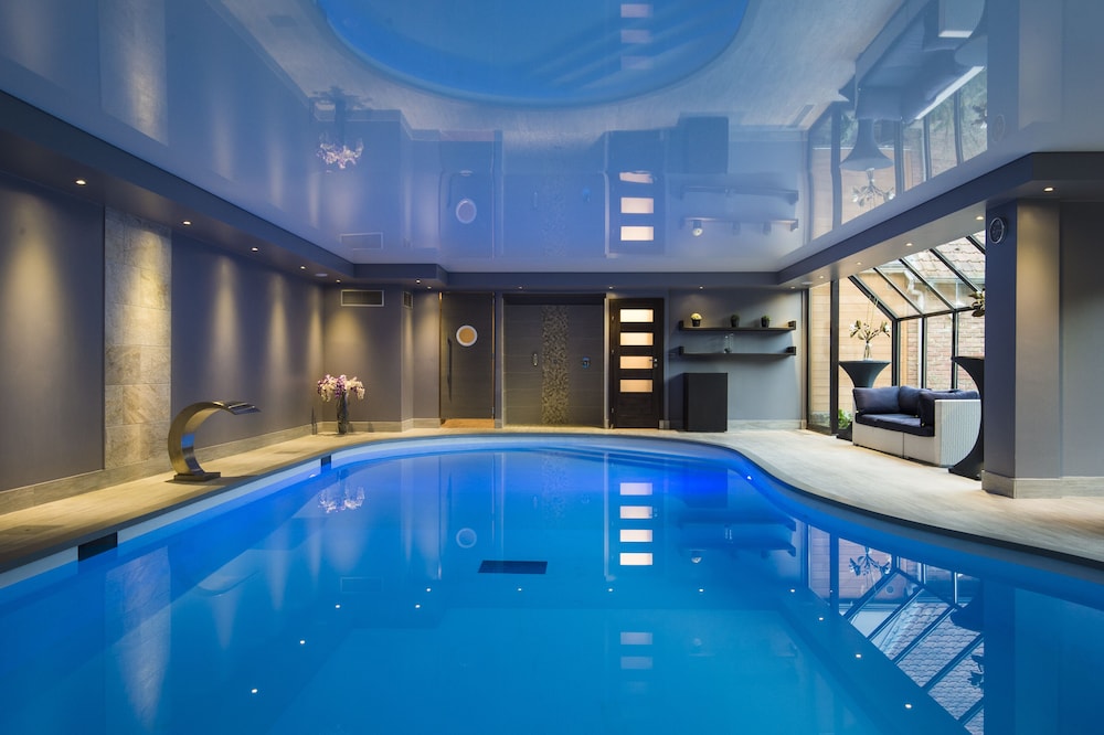 Apartment with pool