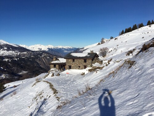 Almhütte an den Hängen auf 1850m Westhang alt 