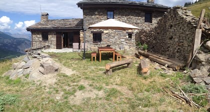 Almhütte an den Hängen auf 1850m Westhang alt