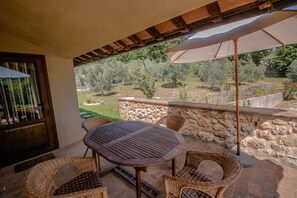 Outdoor dining - House with private/fenced pool 5km from Amelia. Quiet street and nice views (Amelia)