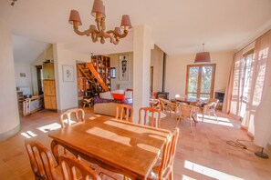 Interior - House with private/fenced pool 5km from Amelia. Quiet street and nice views (Amelia)