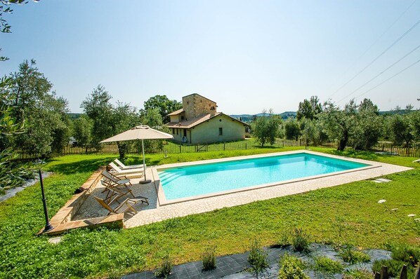Outdoor pool - House with private/fenced pool 5km from Amelia. Quiet street and nice views (Amelia)