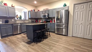 Kylskåp, mikrovågsugn, ugn och spishäll