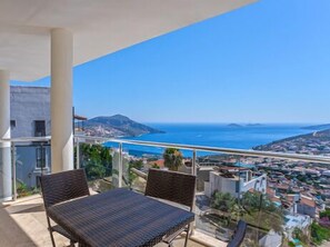 Outdoor dining - Luxurious Uniquely Designed Villa With Private Infinity Pool and OMG views! (antalya)