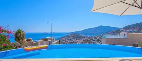 Piscina de vora infinita i piscina climatitzada