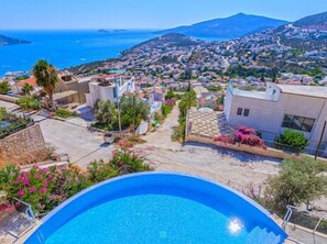 An infinity pool, a heated pool - Luxurious Uniquely Designed Villa With Private Infinity Pool and OMG views! (antalya)
