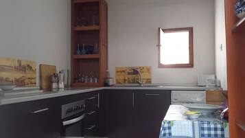 Een koelkast, een oven, een kookplaat, een vaatwasser