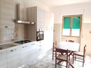 Jääkaappi, uuni, liesi, kahvin-/teenkeitin