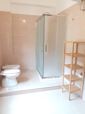 Dusche, Bidet, Handtücher