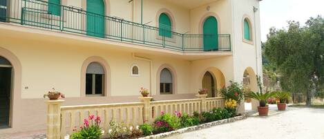 المنشأة من الخارج