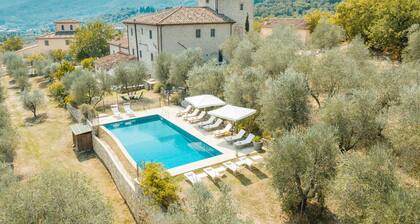Luxury villa just 14 km from Florence. Sleeps 16 with sauna & gym!