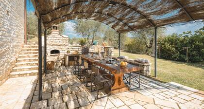 Luxury villa just 14 km from Florence. Sleeps 16 with hydromassage, sauna & gym!