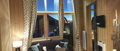 Fernseher, Kamin, DVD-Player, Bücher