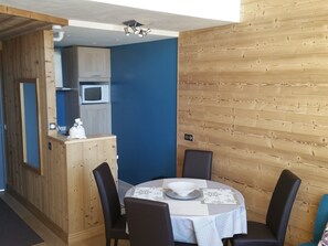 Dining - Renovated and RARE Classified 3*** Hyper Centre, at the foot of the slopes! Large bay window (Morzine)