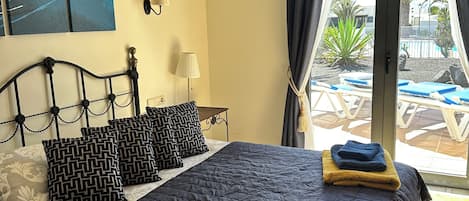 2 chambres, coffres-forts dans les chambres, fer et planche à repasser