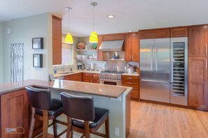 Fridge, microwave, oven, stovetop - Gourmet Kitchen, Walk to Pearl St!  (Boulder)