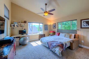 4 bedrooms, desk, iron/ironing board, travel cot - Gourmet Kitchen, Walk to Pearl St!  (Boulder)