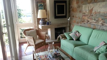 TV, DVD player, table tennis, stereo