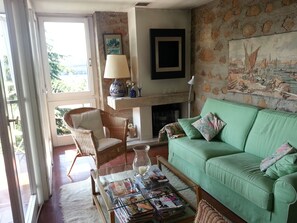 Téléviseur, lecteur de DVD, table de ping-pong, chaßne audio