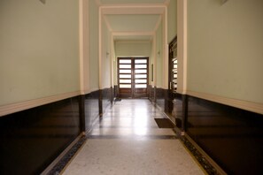 المنشأة من الداخل