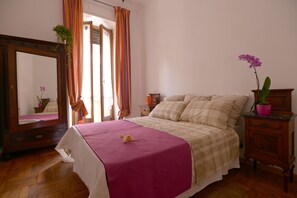 2 عدّة غرف نوم ومكواة/لوح كي وسرير سفر وملاءات أسرّة