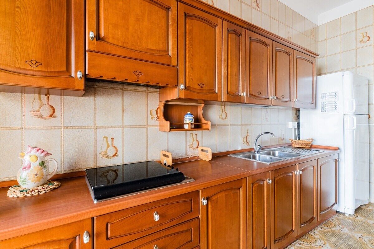 Fridge, oven, stovetop, cookware/dishes/utensils