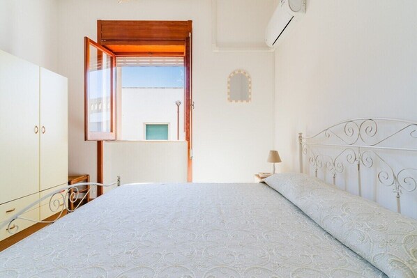 1 chambre, fer et planche à repasser