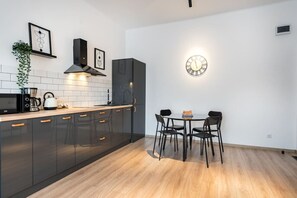 Réfrigérateur, micro-ondes, plaque de cuisson, cafetière/bouilloire