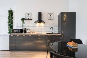 Cafetière/bouilloire, réfrigérateur, micro-ondes, plaque de cuisson