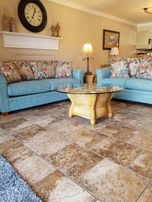 TV - Grand island Blvd ~ Wi-Fi ~ just steps to the Island Pool ~ Vacations by Fayla (Panama City Beach)