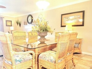 Dining - Grand island Blvd ~ Wi-Fi ~ just steps to the Island Pool ~ Vacations by Fayla (Panama City Beach)
