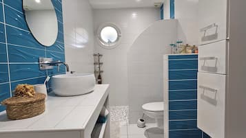 Baignoire, sèche-cheveux, papier toilette