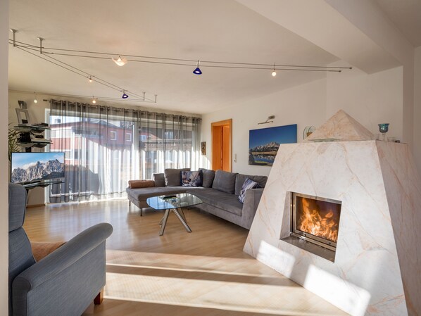 Smart TV, fireplace, DVD player, books