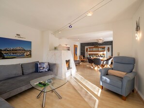 Smart TV, fireplace, DVD player, books